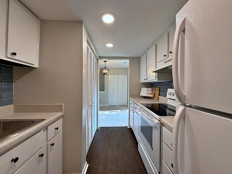1702 Granville Rd — Photo 8