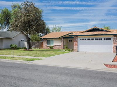 1098 W Raymond Rd, Hanford, CA, 93230