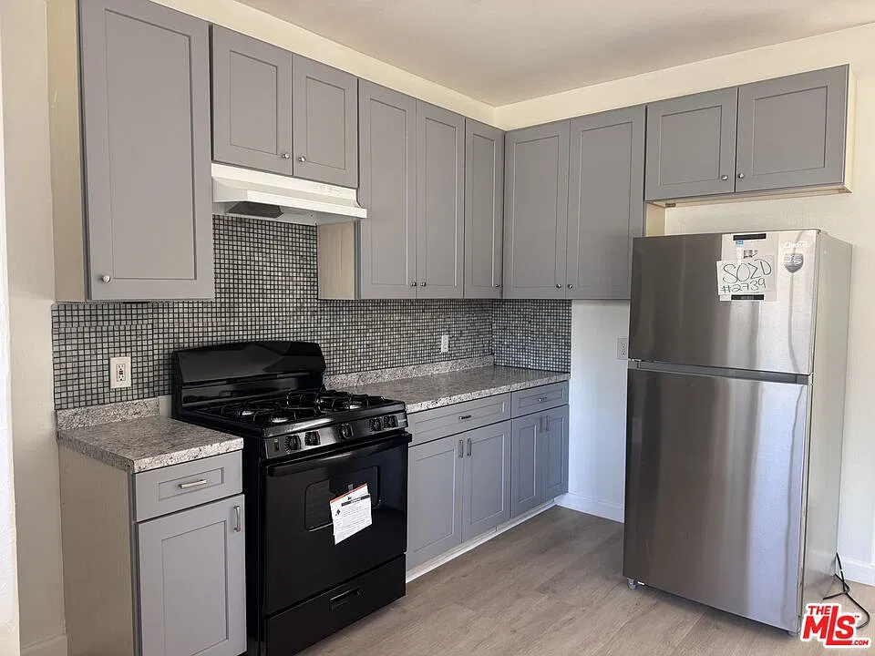 3 bed, 1.0 bath, 1095 sqft, $2,850 — Photo 2