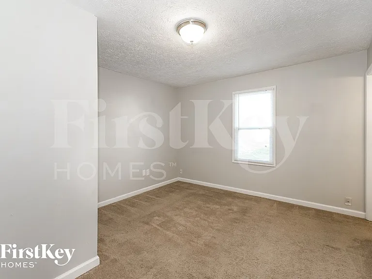 1032 E 3rd St — Photo 12