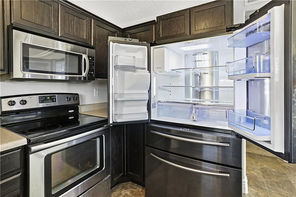 3 bed, 1400 sqft, $1,975 — Photo 2