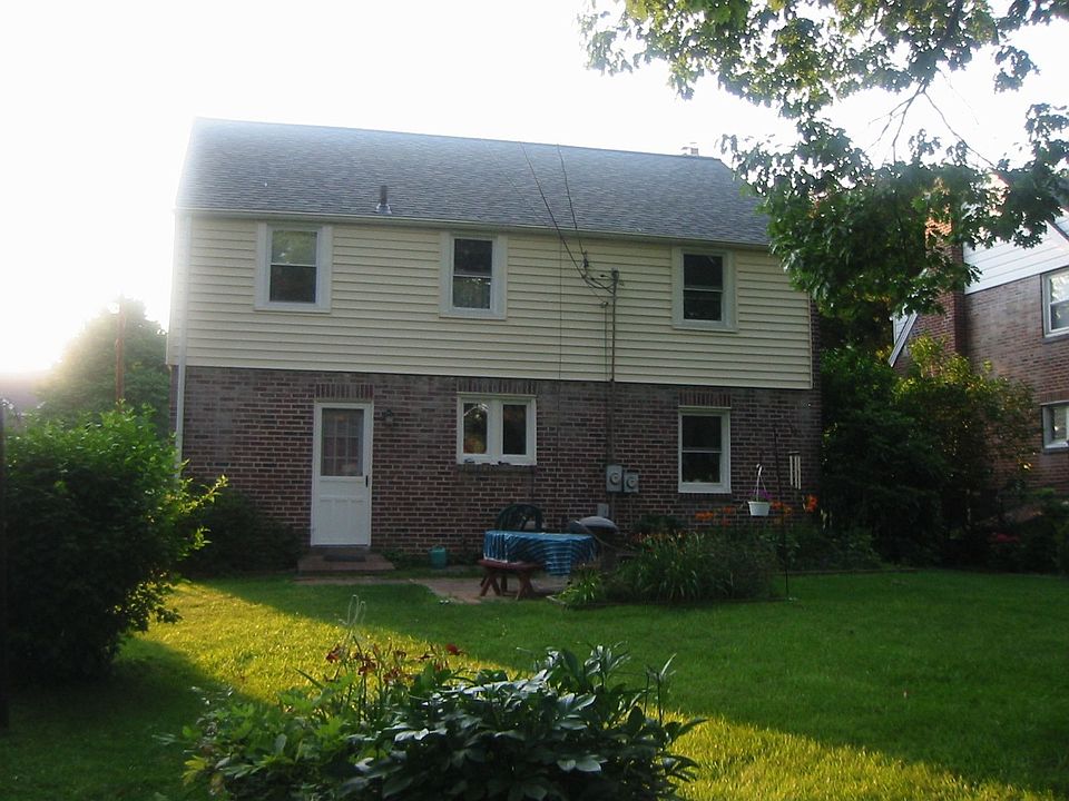Spacious backyard for the kids to play