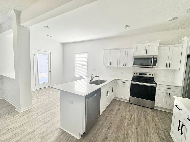 1326 Short St — Photo 6