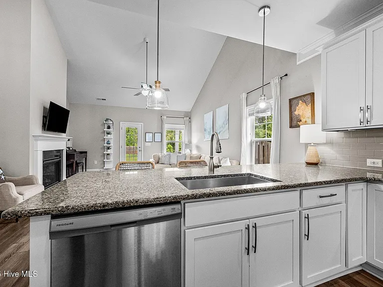 303 Red Cedar Dr — Photo 14