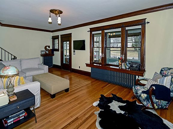 5th image of 1121 Hyacinth Ave E