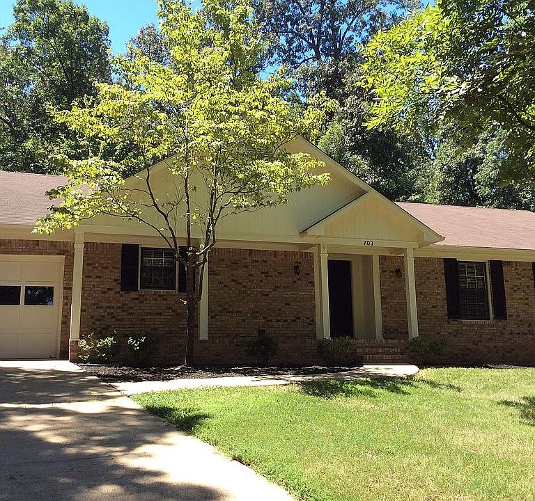 Very nice 3BR/3BA with separate man cave/playroom.