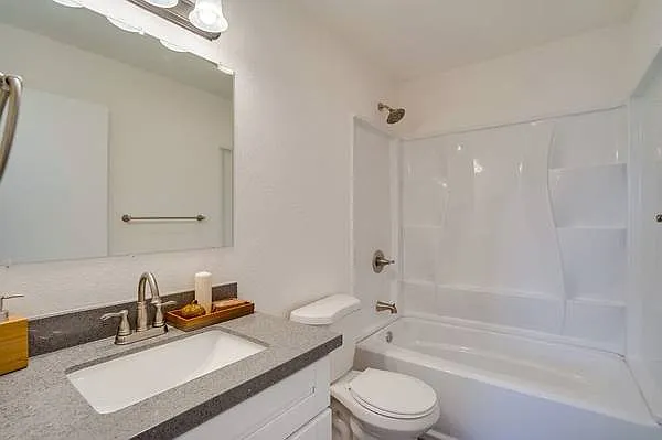 1722 N Avalon Blvd — Photo 8