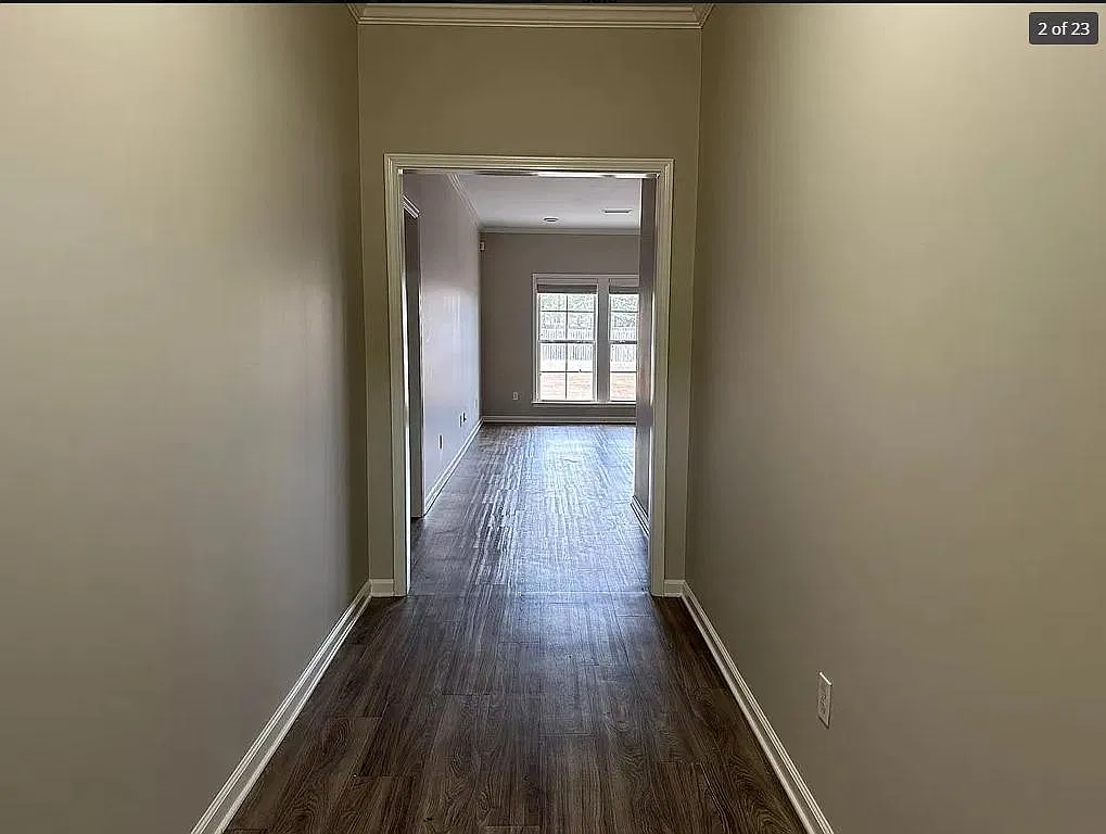 304 Courtland Dr — Photo 2