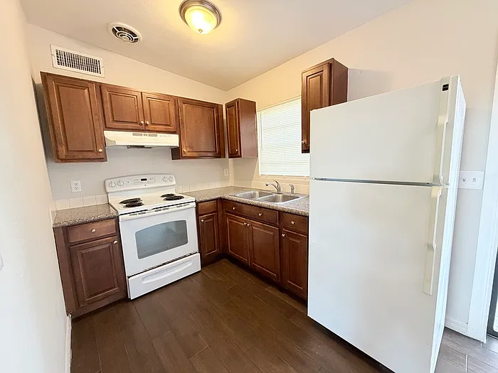 3 bed, 1.0 bath, 1034 sqft, $1,800 — Photo 3