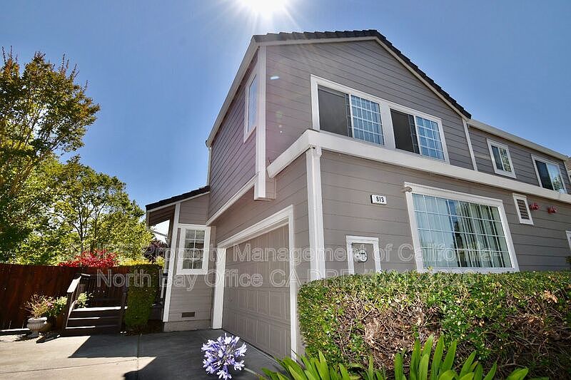 1st image of 813 Vineyard Pl