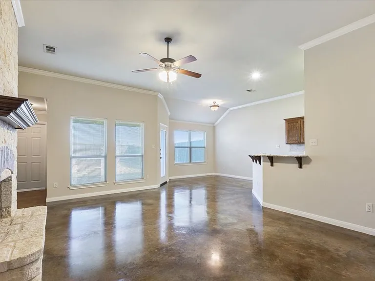 621 Monticello Cir — Photo 9