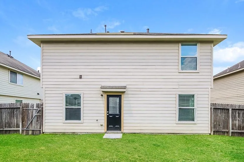 3 bed, 2.5 bath, 1645 sqft, $1,960 — Photo 2