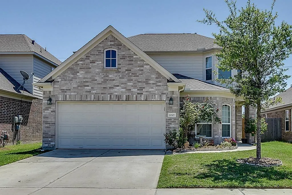 4 bed, 3.0 bath, 2394 sqft, $2,400 — Photo 2