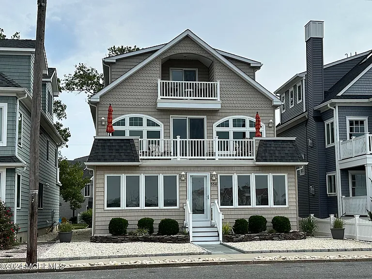 556 Riverside Dr — Photo 42
