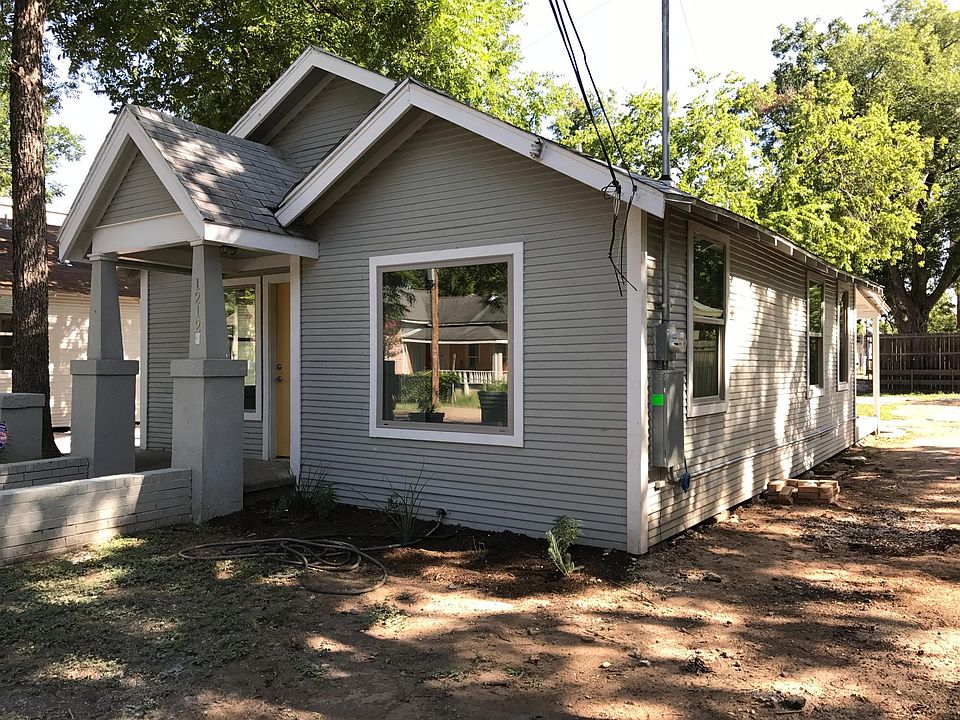 Now this area is fenced, sweet craftsman.