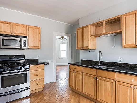 2nd image of 33 King St #3