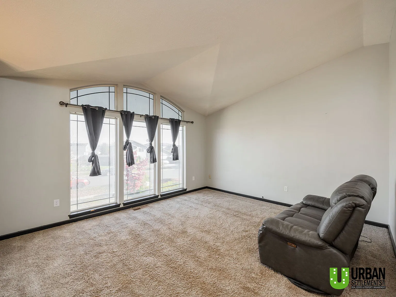 5 bed, 1834 sqft, $2,400 — Photo 2