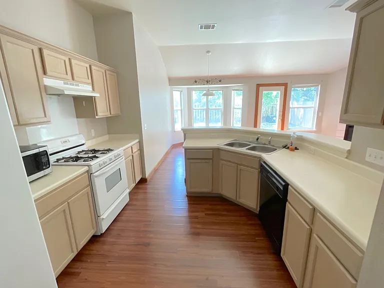 218 Sunshadow Dr — Photo 4