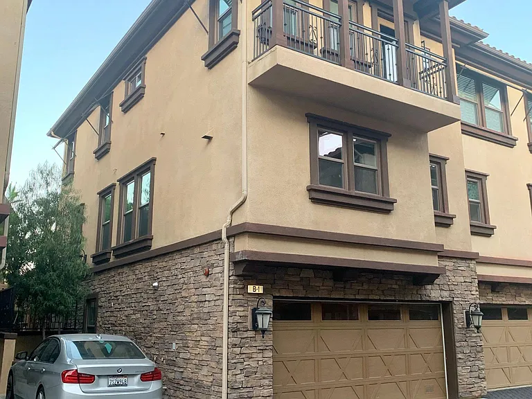 656 W Huntington Dr #B-1 — Photo 3