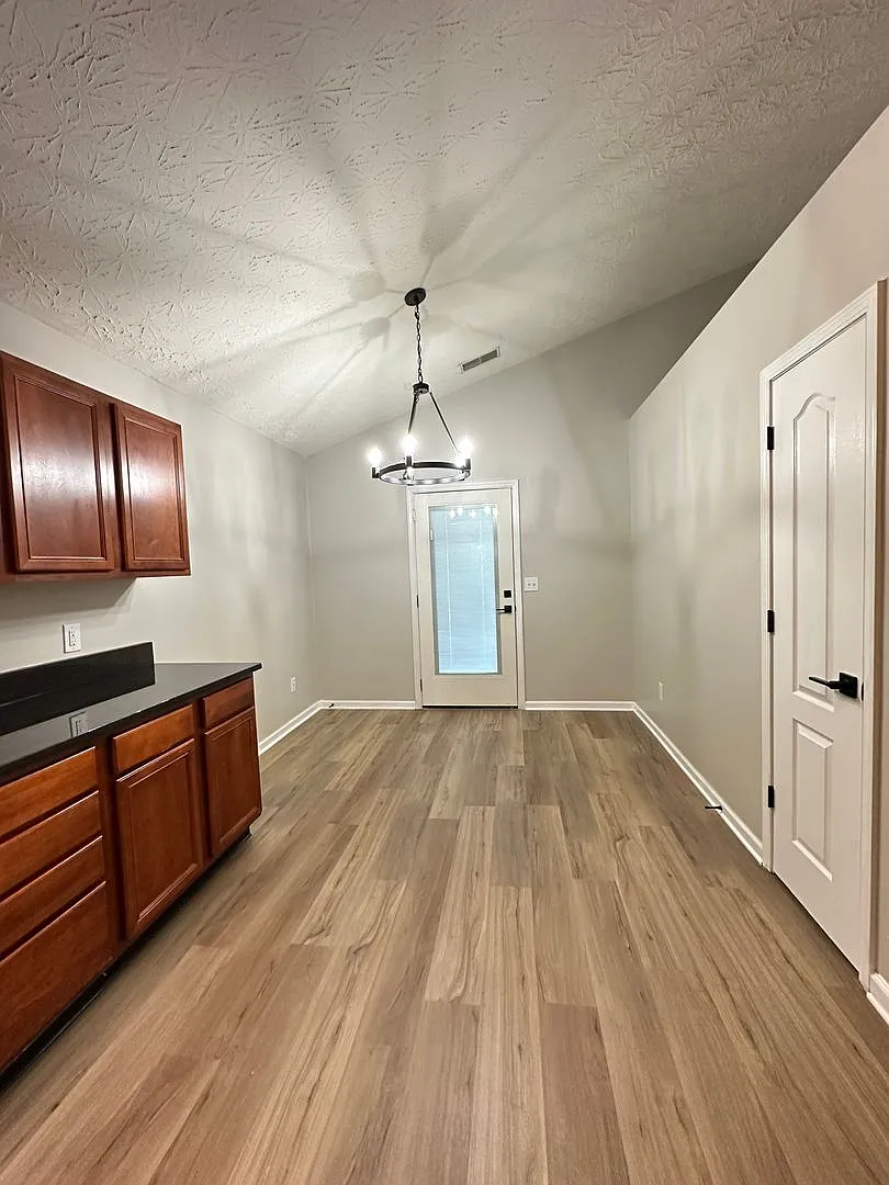 Recently Renovated! Lovely Home in Masterson Station! New Flooring, Granite Countertop. — Photo 4