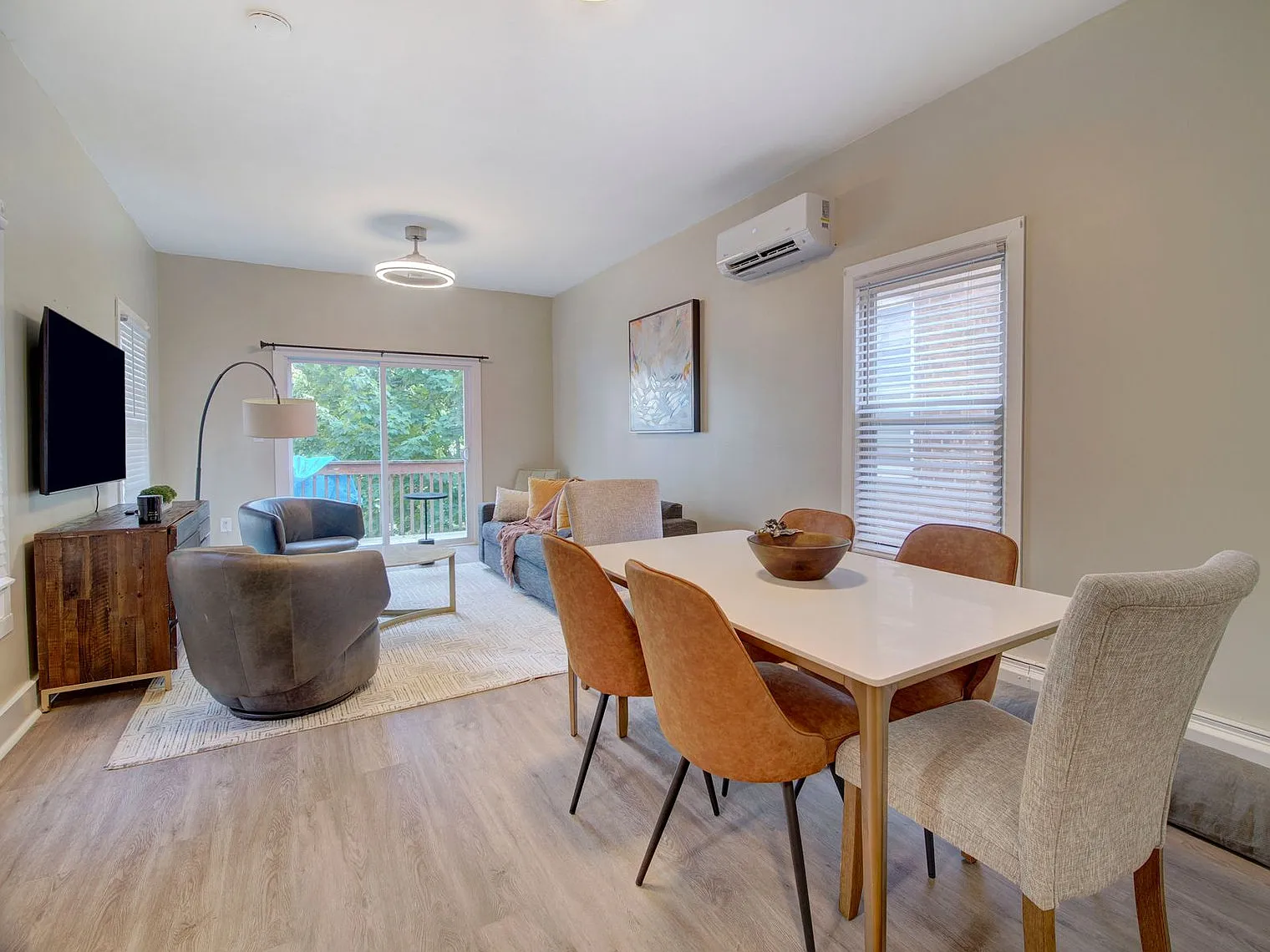 3 bed, 1.0 bath, 1291 sqft, $9,122 — Photo 2