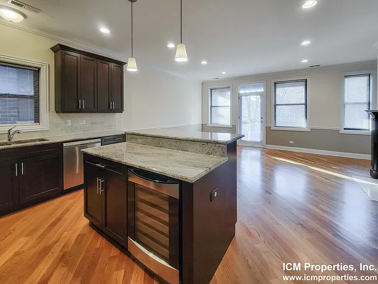 3241 N Kenmore Ave #3 — Photo 3