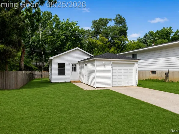 2840 Oldsmobile Ave, Waterford, MI 48328