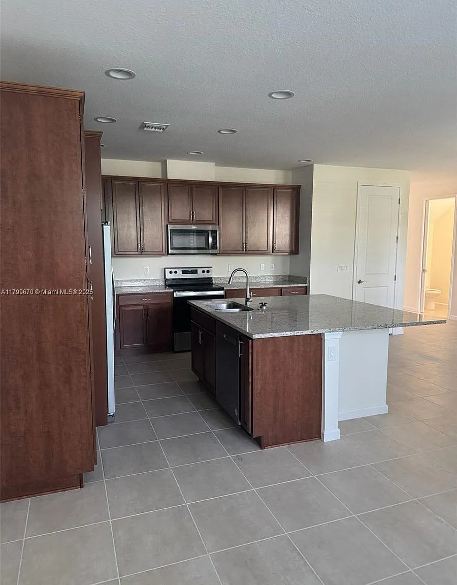 3 bed, 2.5 bath, $3,200 — Photo 3