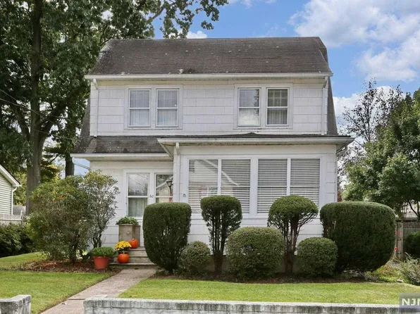 60 Meyns Pl, Bergenfield, NJ 07621