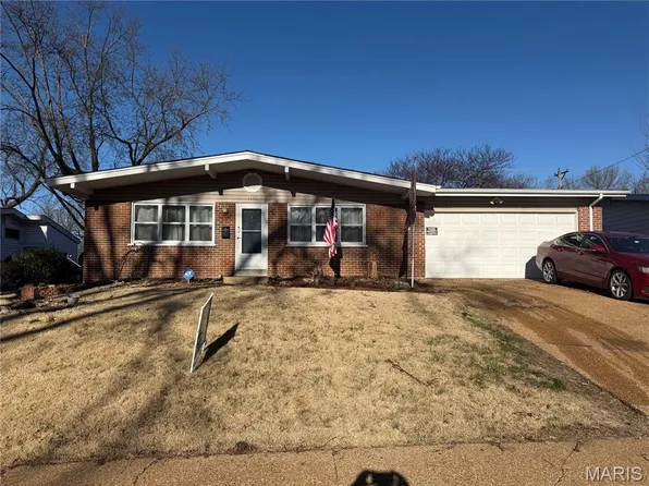 1345 Hialeah Pl, Florissant, MO 63033