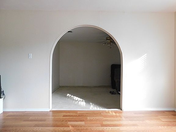 2nd image of 133 NE Fullerton St