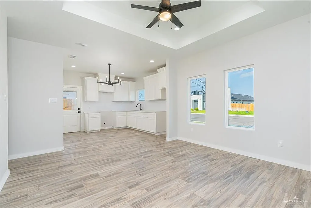3 bed, 2.0 bath, 1001 sqft, $1,200 — Photo 4