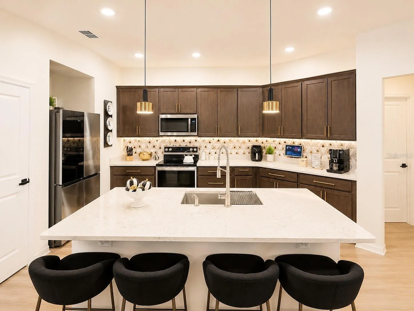3 bed, 2200 sqft, $2,668 — Photo 2