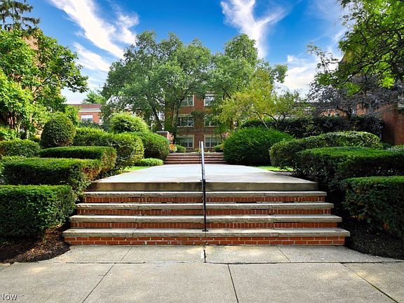 3rd image of 15925 Van Aken Blvd APT 304E