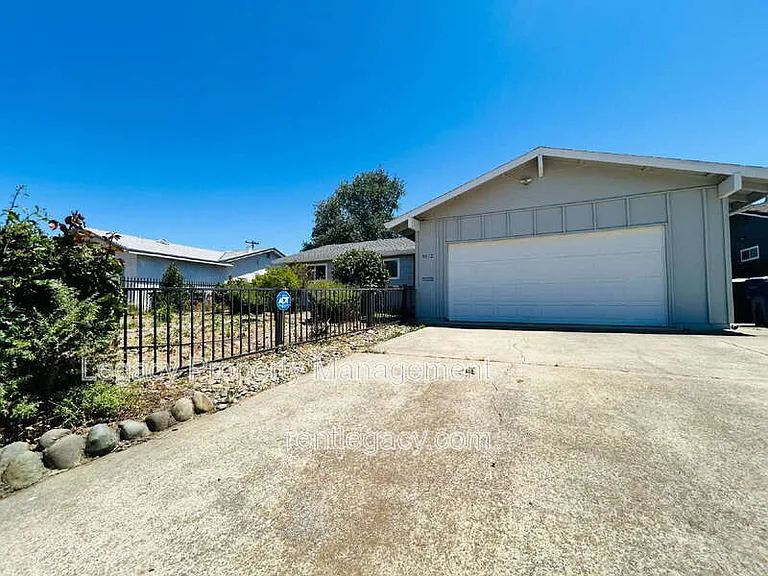 9012 Alderson Ave — Photo 2