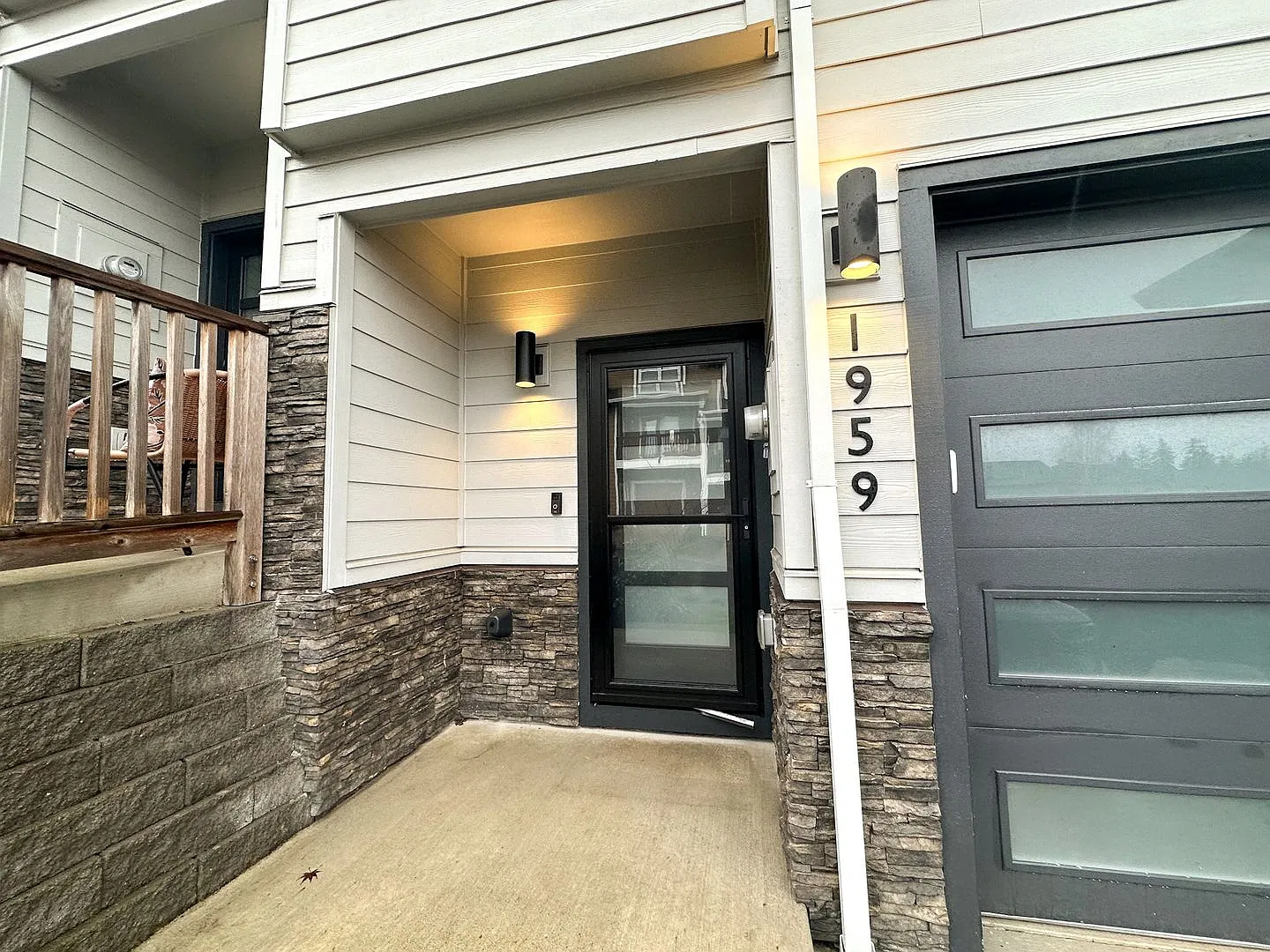 Welcome Home Modern Townhome in South Salem's McKenzie Ridge — Photo 1