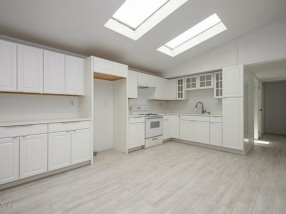 4th image of 15941 Lake Ave