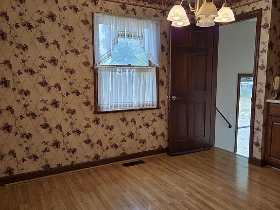 3rd image of 946 E Spring St
