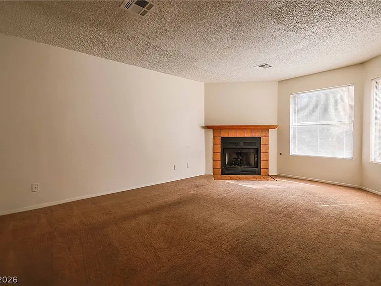 566 Kristin Ln — Photo 2