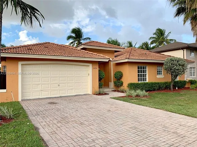 4 bed, 2.5 bath, 2416 sqft, $4,400 — Photo 2