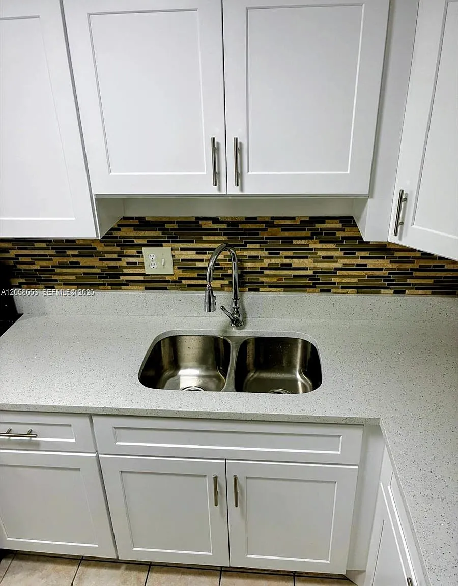 Versailles Gardens Condo — Photo 3