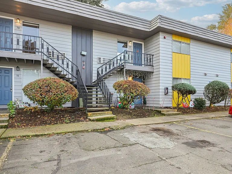 Cypress Crest Apartments — Photo 11