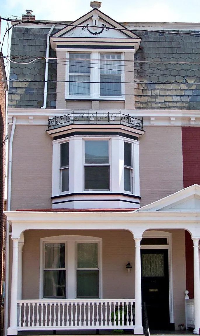 202 E New St photo 1