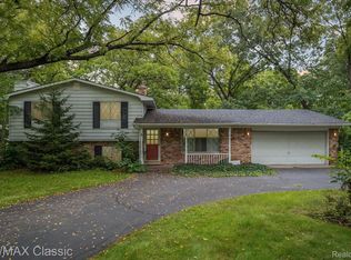 1420 Grebe Rd, Highland, MI 48357