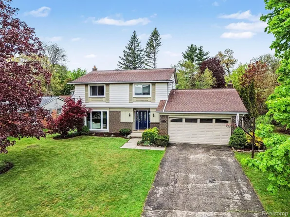 2964 Walmsley Circle Dr, Lake Orion, MI 48360