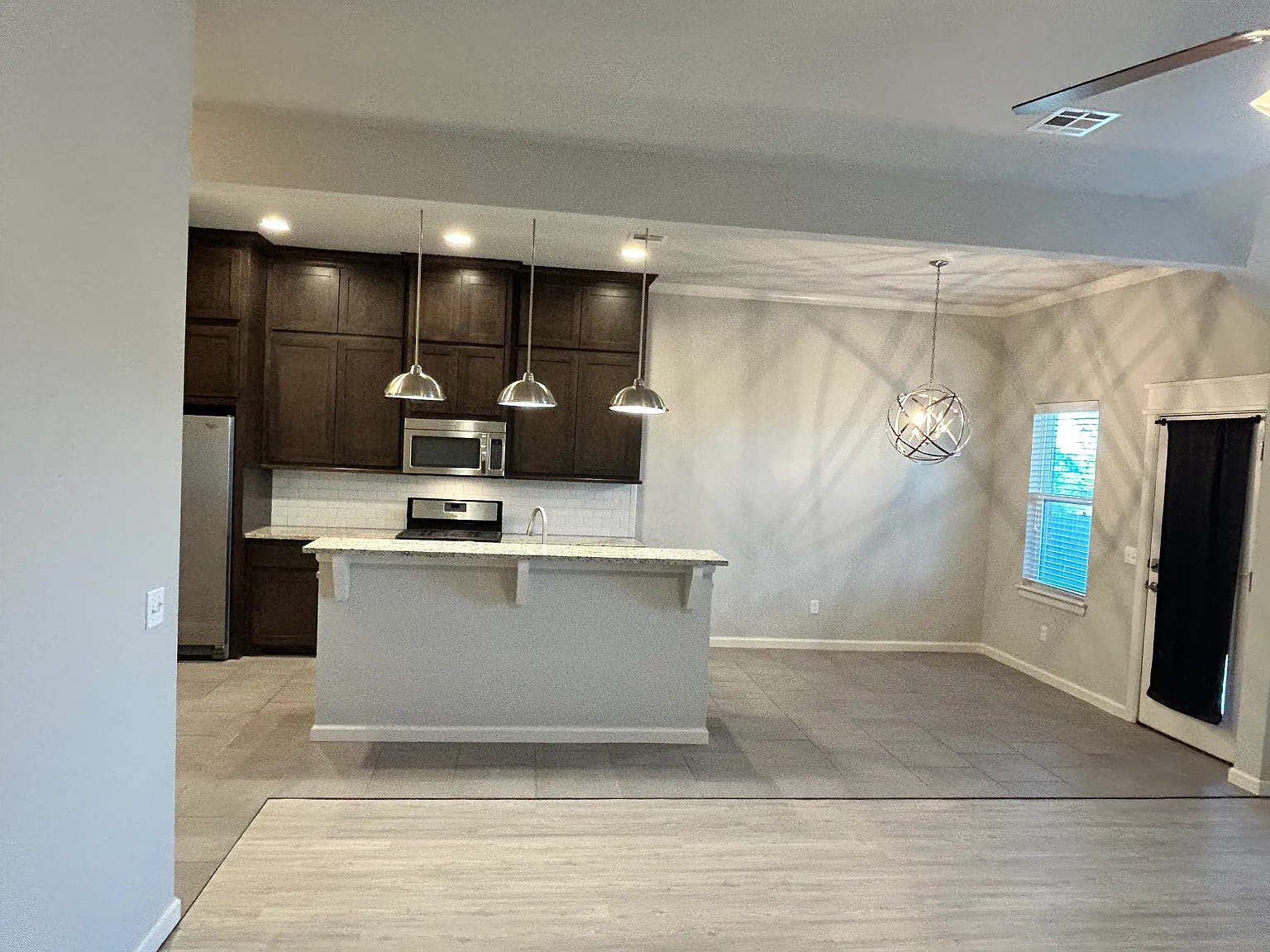 3 bed, 2200 sqft, $2,475 — Photo 4