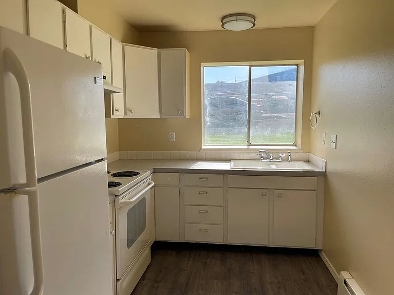 1100 Cedar Ct — Photo 5