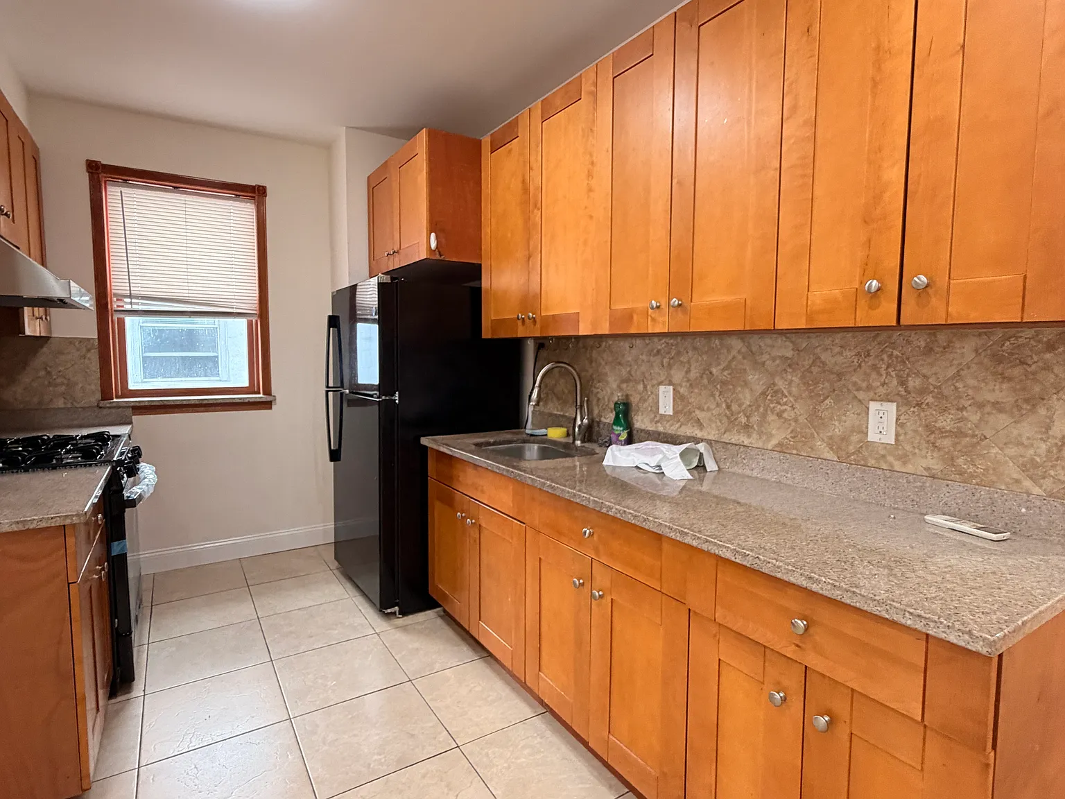 3 bed, 1200 sqft, $2,900 — Photo 2