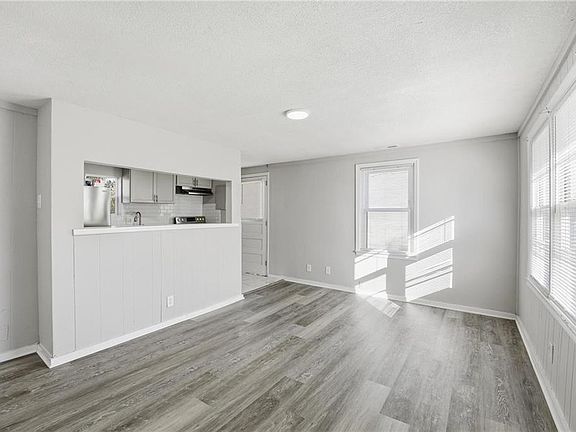 2nd image of 816 S Woodland Ave