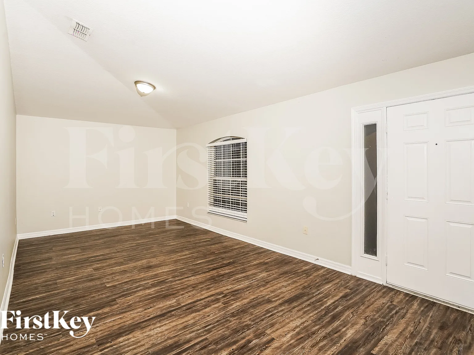 4 bed, 2.0 bath, 2284 sqft, $2,000 — Photo 2
